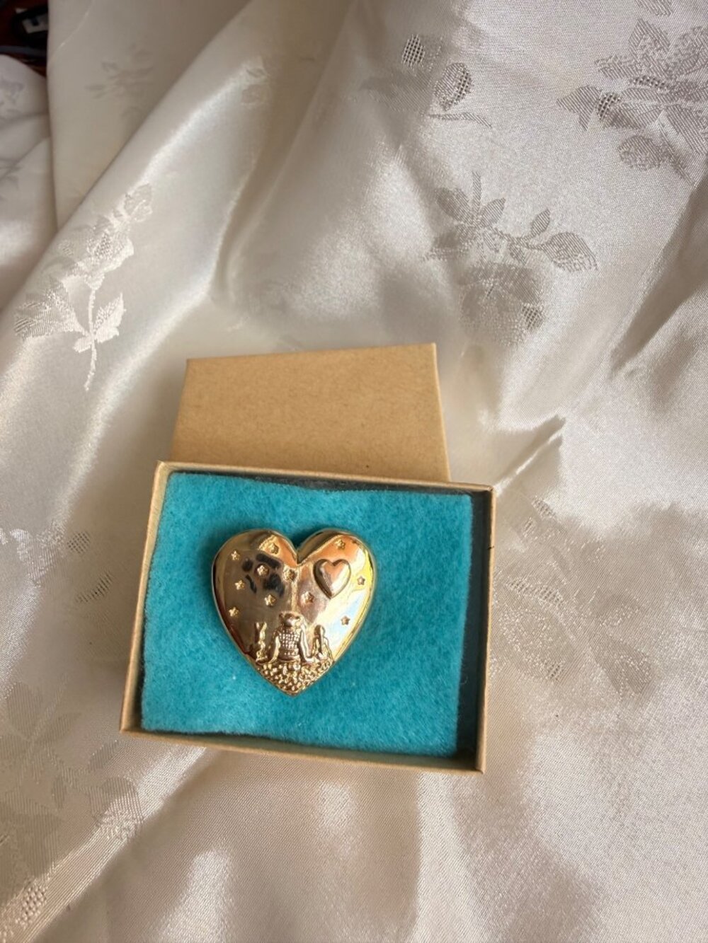 DreamWorks 2002 Heart-Shaped Peter Rabbit Gold-Tone Lapel Pin